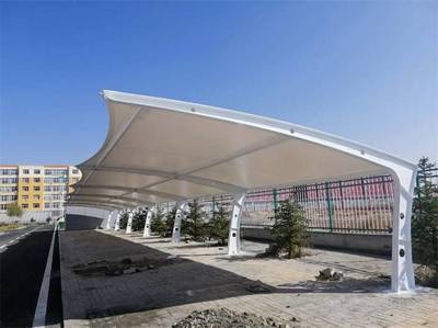 7字形膜結(jié)構(gòu)車棚 專業(yè)電動車停車棚設(shè)計、施工與十年售后保障